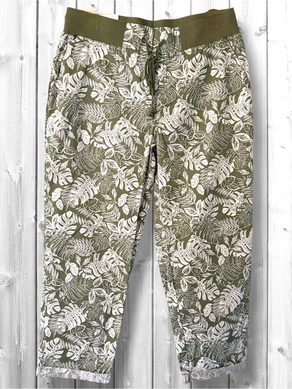 🌼NWT-Palm Rio Olive Green Leaf-Print Cropped Pants